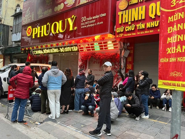 Khách xếp hàng mua khi giá vàng, bạc đảo chiều tăng mạnh - Ảnh 2