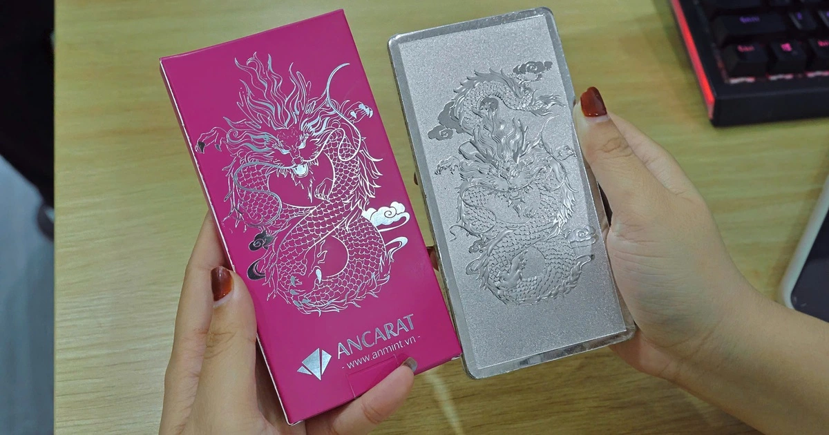 Giá bạc bật tăng, người 'đu đỉnh' vẫn lỗ khoảng 42 triệu đồng/kg