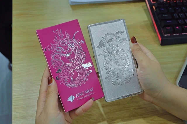 Giá bạc bật tăng, người 'đu đỉnh' vẫn lỗ khoảng 42 triệu đồng/kg - Ảnh 1