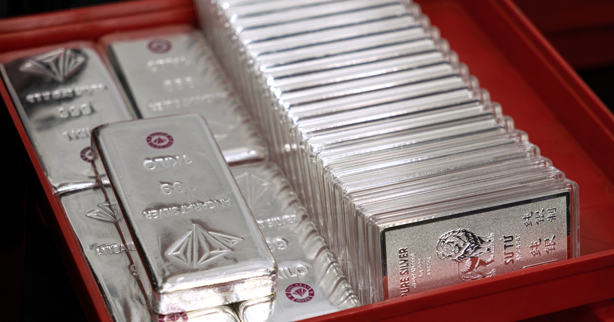 Giá bạc tiếp tục 'rơi', còn hơn 75 triệu đồng/kg