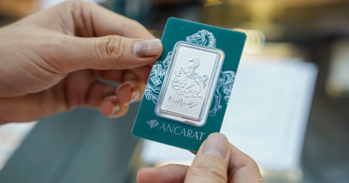 Giá bạc vượt 92 triệu đồng, hàng trăm kg bạc bán sẵn lấy ngay