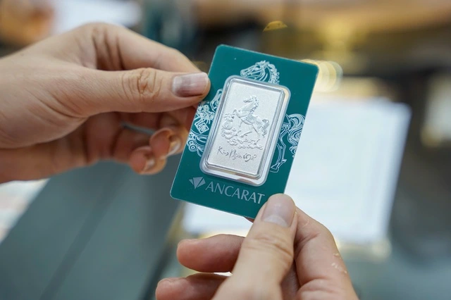 Giá bạc vượt 92 triệu đồng, hàng trăm kg bạc bán sẵn lấy ngay - Ảnh 1