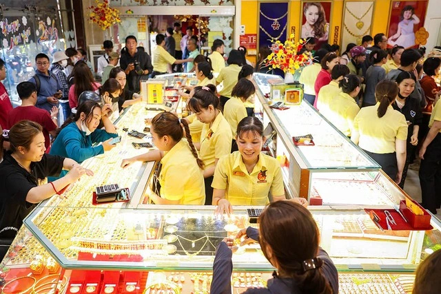 Người dân mua vàng, cổ phiếu... ngày vía Thần tài - Ảnh 1