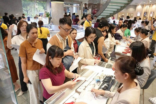 Người dân mua vàng, cổ phiếu... ngày vía Thần tài - Ảnh 2