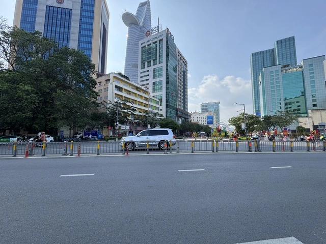 Ngày 28 tết, đường phố TP.HCM thoáng lạ - Ảnh 4