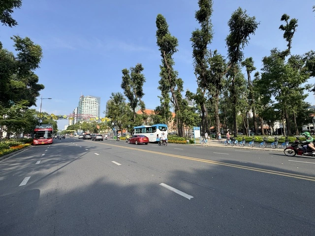 Ngày 28 tết, đường phố TP.HCM thoáng lạ - Ảnh 6