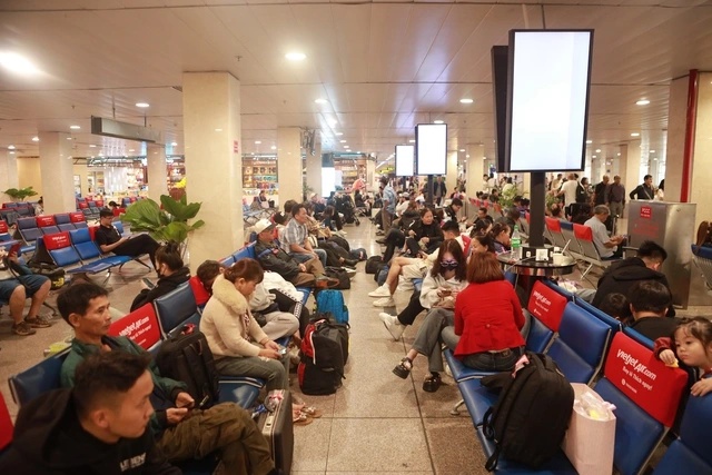 Tân Sơn Nhất hôm nay lại phá đỉnh khách đến, đông chưa từng có - Ảnh 1