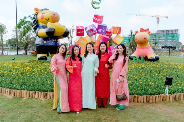 Ecopark tràn ngập sắc hoa các đại đô thị khắp 3 miền dịp Tết Bính Ngọ 2026 - Ảnh 9