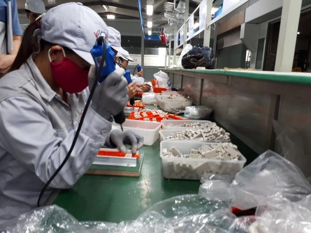 Thấy gì khi người dân, doanh nghiệp ùn ùn gửi tiền vào ngân hàng? - Ảnh 2