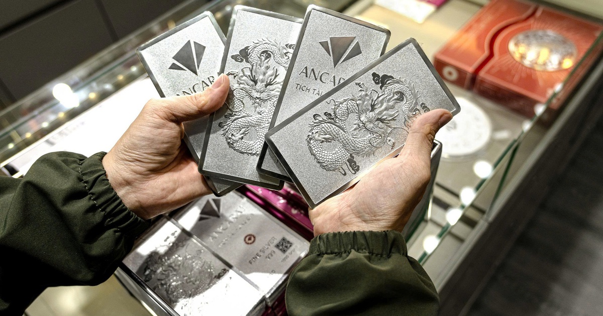 Mỗi kg bạc giảm hơn 12 triệu, người 'đu đỉnh' lỗ 46 triệu đồng/kg