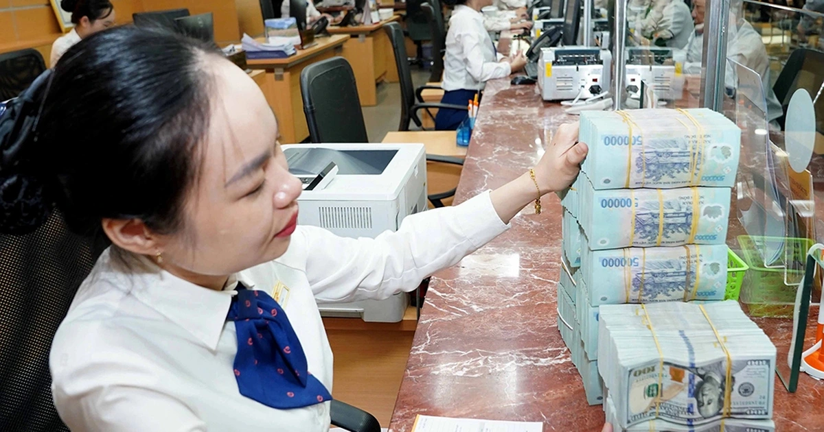 Tiết kiệm tăng, lãi vay nhấp nhổm