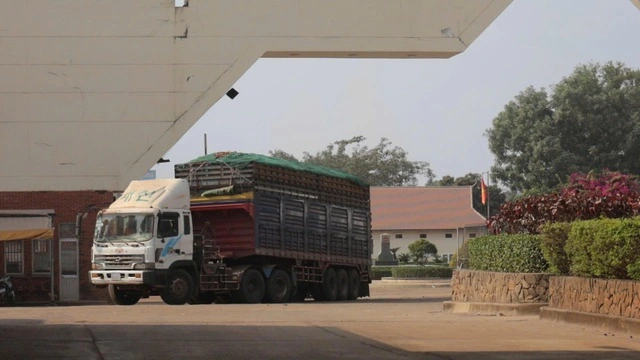 Hàng hóa tại các cửa khẩu ở Tây Ninh đã thông suốt - Ảnh 2