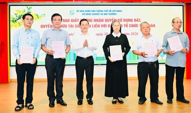 Ngay trước tết, 5 tổ chức tôn giáo được cấp sổ hồng - Ảnh 1