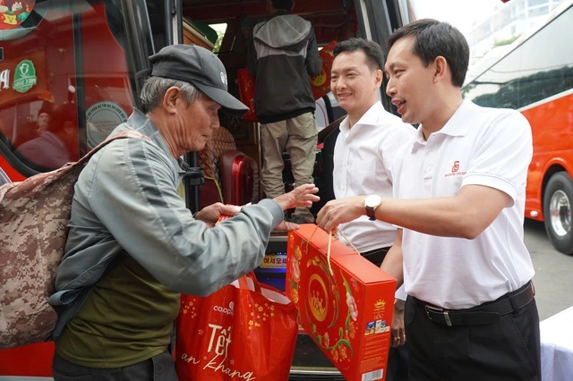 Saigon Co.op khởi hành 'Chuyến xe hạnh phúc' mùa 4 đưa 900 người về quê đón tết - Ảnh 2