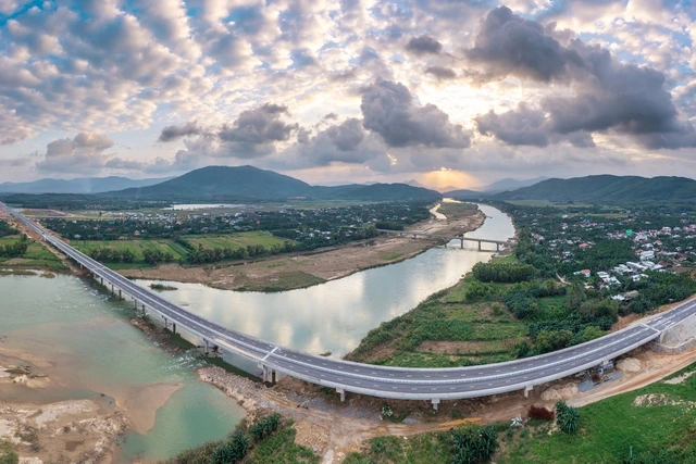 Cao tốc Quảng Ngãi - Hoài Nhơn vận hành vào lúc 11 giờ hôm nay 12.2 - Ảnh 1