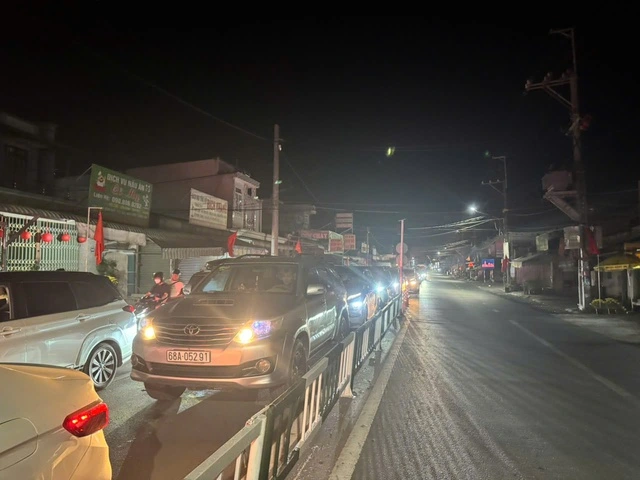 Mùng 5 tết: Kẹt phà Cát Lái đến tận khuya - Ảnh 1