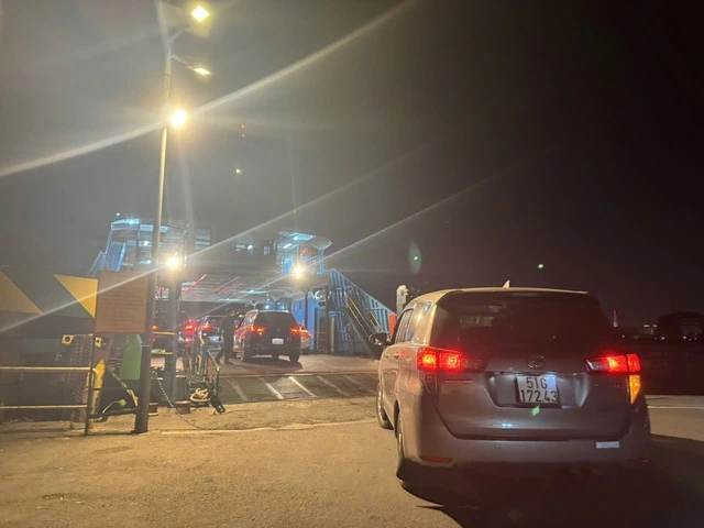 Mùng 5 tết: Kẹt phà Cát Lái đến tận khuya - Ảnh 4