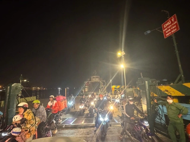 Mùng 5 tết: Kẹt phà Cát Lái đến tận khuya - Ảnh 5