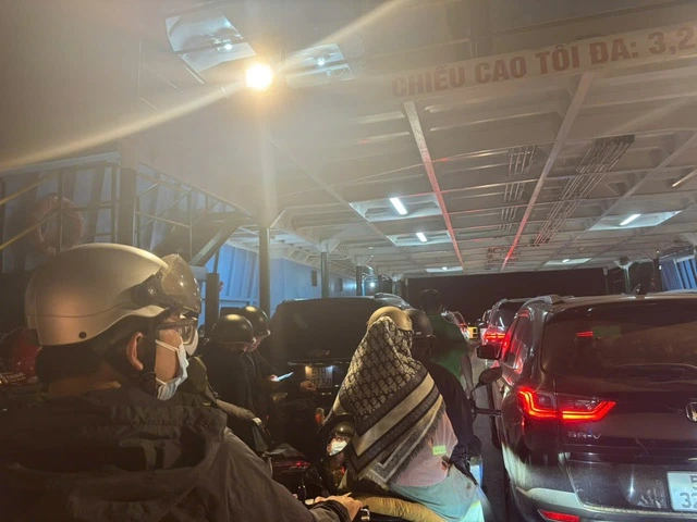 Mùng 5 tết: Kẹt phà Cát Lái đến tận khuya - Ảnh 6