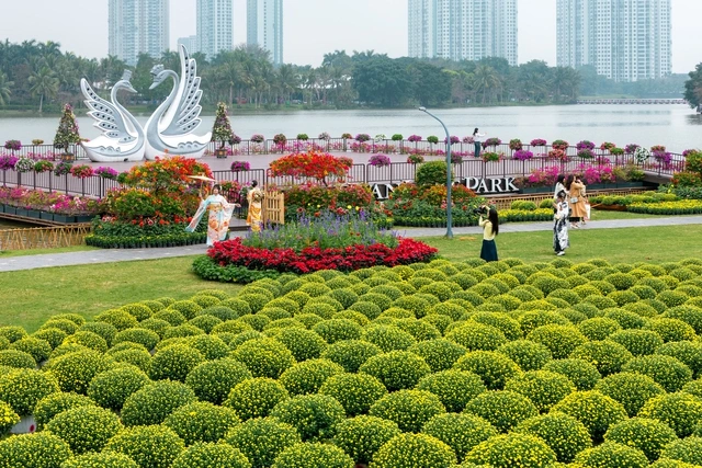 Ecopark tràn ngập sắc hoa các đại đô thị khắp 3 miền dịp Tết Bính Ngọ 2026 - Ảnh 1