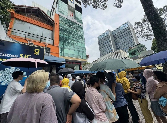 Lĩnh lương, thưởng tết mua vàng quá khó - Ảnh 2