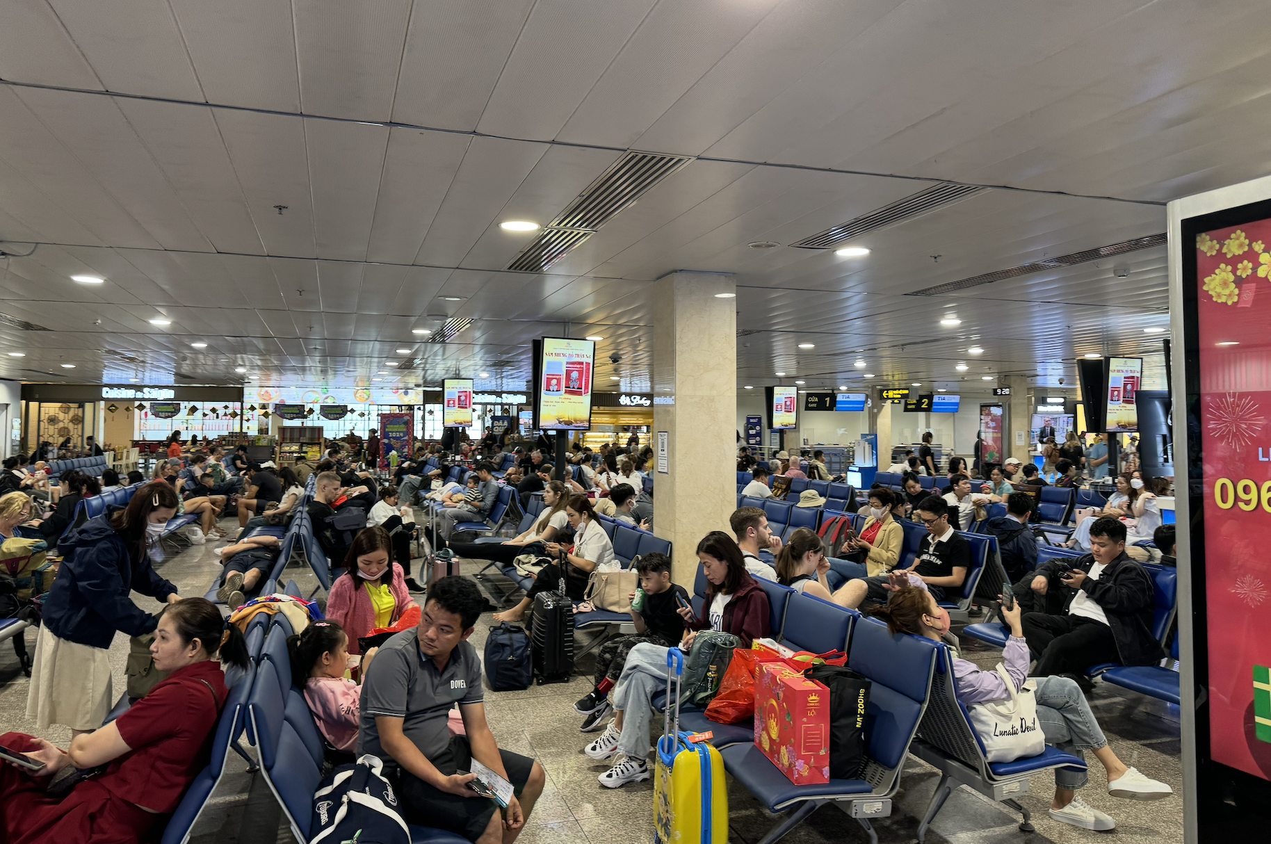 Vé máy bay, tàu xe sau tết quá căng - Ảnh 1