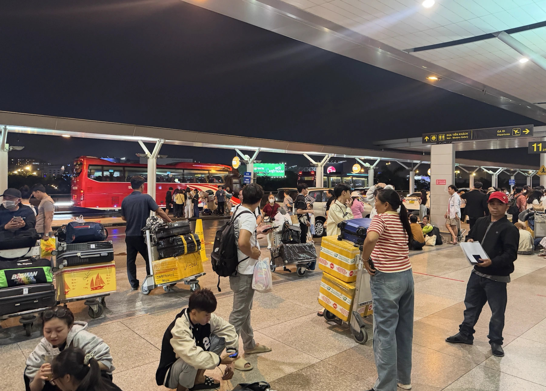 Vé máy bay, tàu xe sau tết quá căng - Ảnh 2