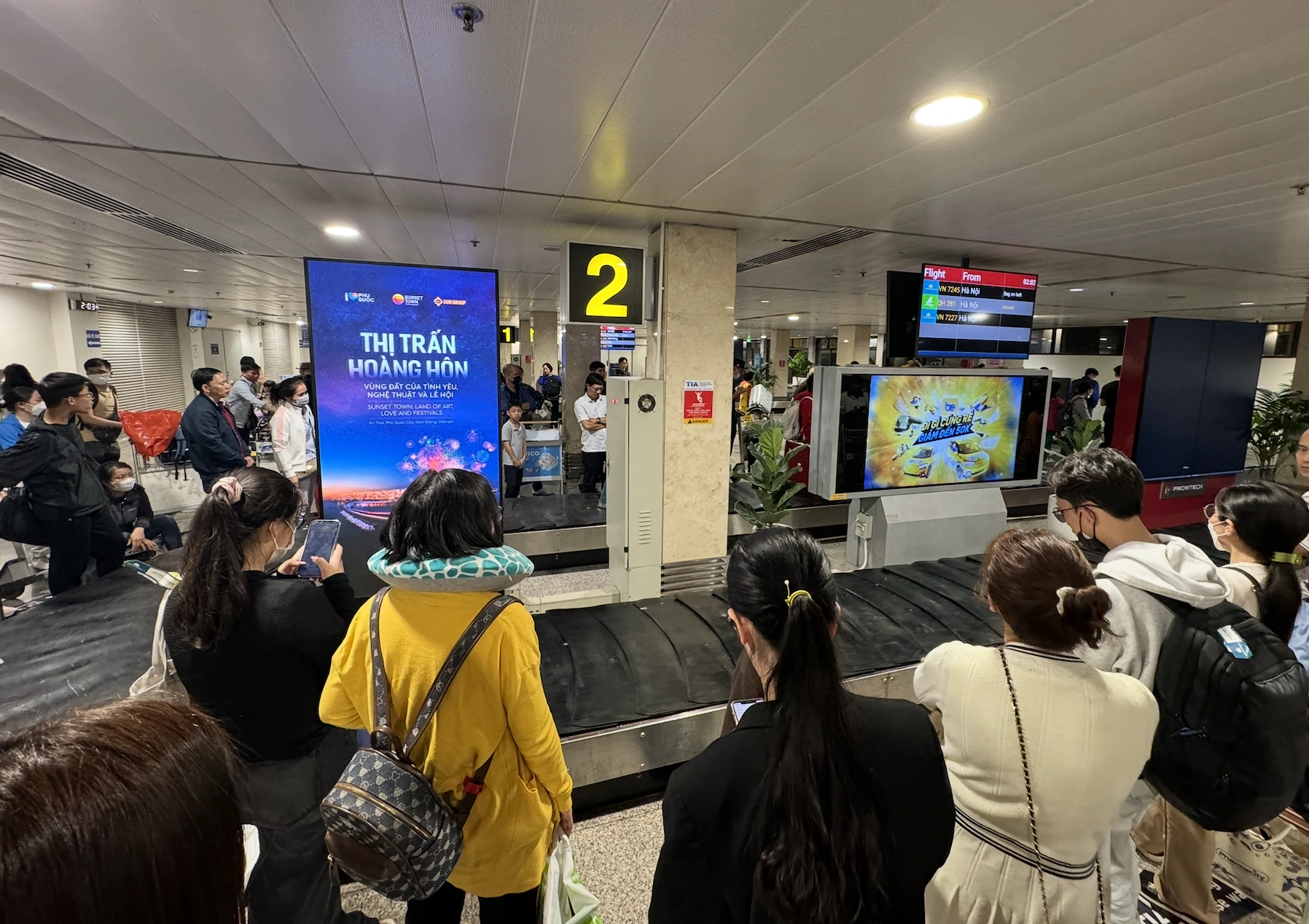 Vé máy bay, tàu xe sau tết quá căng - Ảnh 3