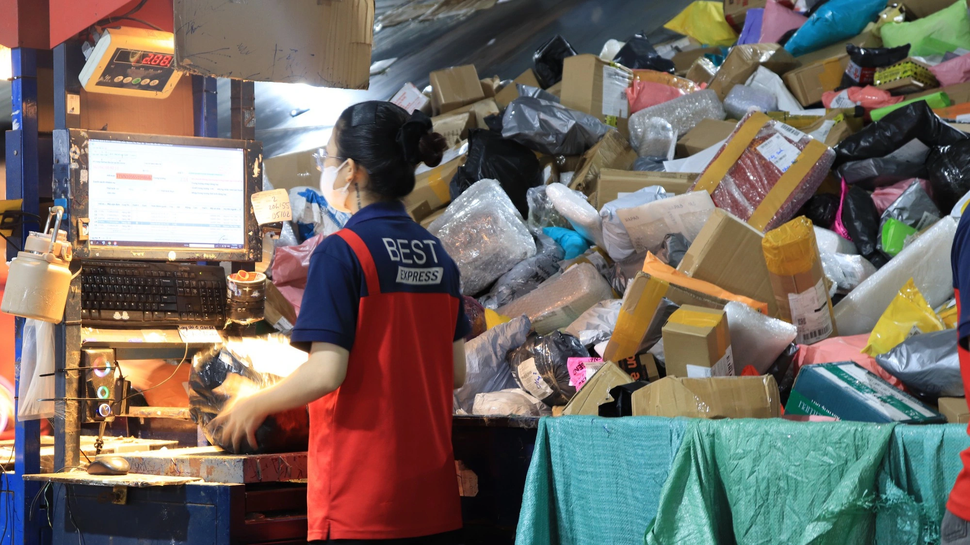 Ngành bận rộn nhất dịp cao điểm tết - Ảnh 2