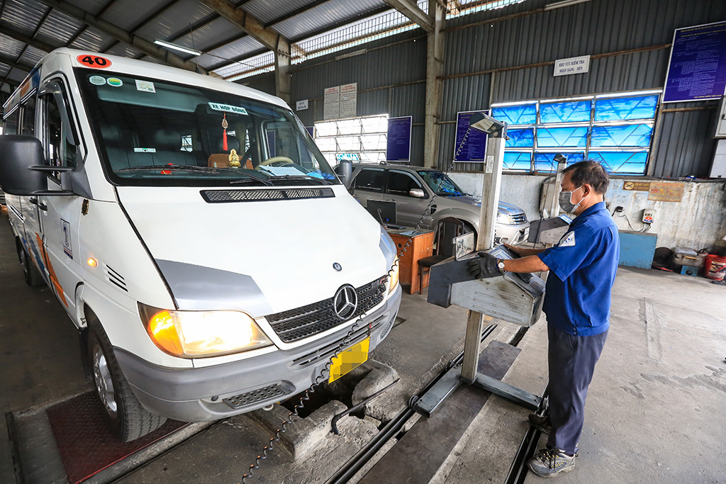 'Siết' kiểm định khí thải ô tô - Ảnh 1