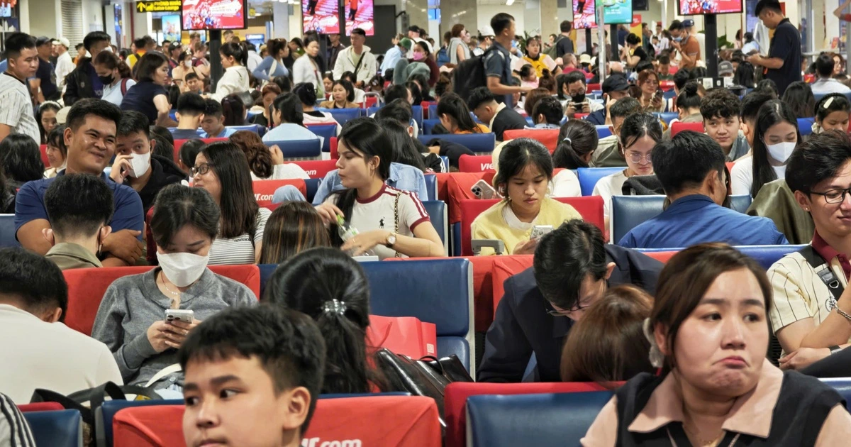 Tân Sơn Nhất 'nóng hầm hập', các hãng khuyến cáo người dân đến sân bay sớm 3 tiếng