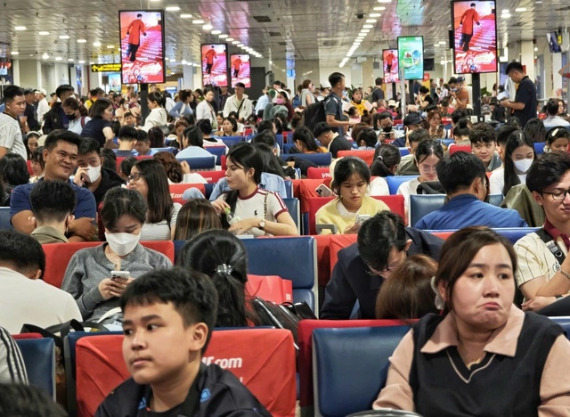 Tân Sơn Nhất 'nóng hầm hập', các hãng khuyến cáo người dân đến sân bay sớm 3 tiếng - Ảnh 1