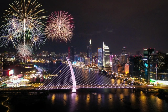 Đêm nay giao thừa, người dân TP.HCM đi xem pháo hoa phải né những đường nào? - Ảnh 1