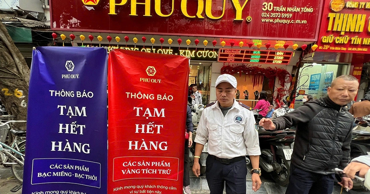 Giá vàng, bạc giảm sốc, người dân vẫn xếp hàng chờ mua