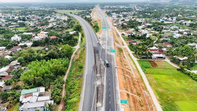 Tạm dừng thông xe cao tốc Quảng Ngãi - Hoài Nhơn vì chưa đảm bảo an toàn - Ảnh 2