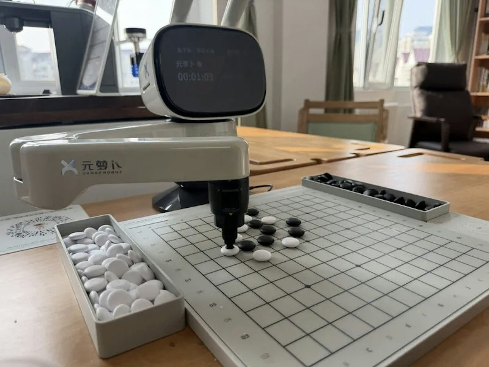 Thế giới ngỡ ngàng với trạm dưỡng lão bằng robot tại Trung Quốc: Từ massage, cứu ngải, đến chơi cờ, pha trà cho các cụ già - Ảnh 2