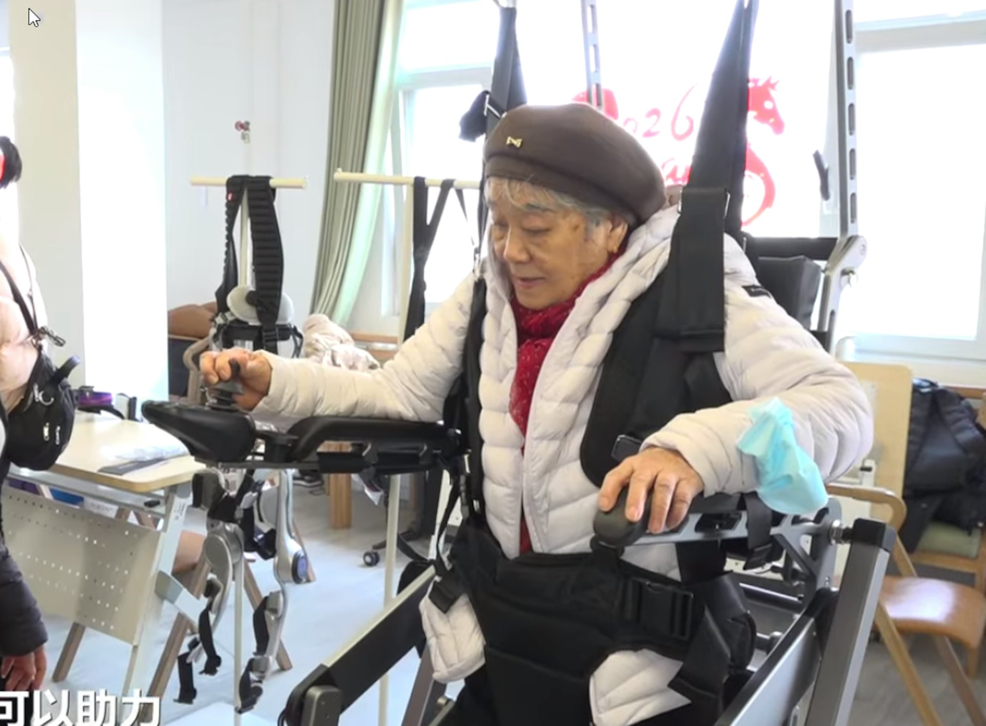 Thế giới ngỡ ngàng với trạm dưỡng lão bằng robot tại Trung Quốc: Từ massage, cứu ngải, đến chơi cờ, pha trà cho các cụ già - Ảnh 5