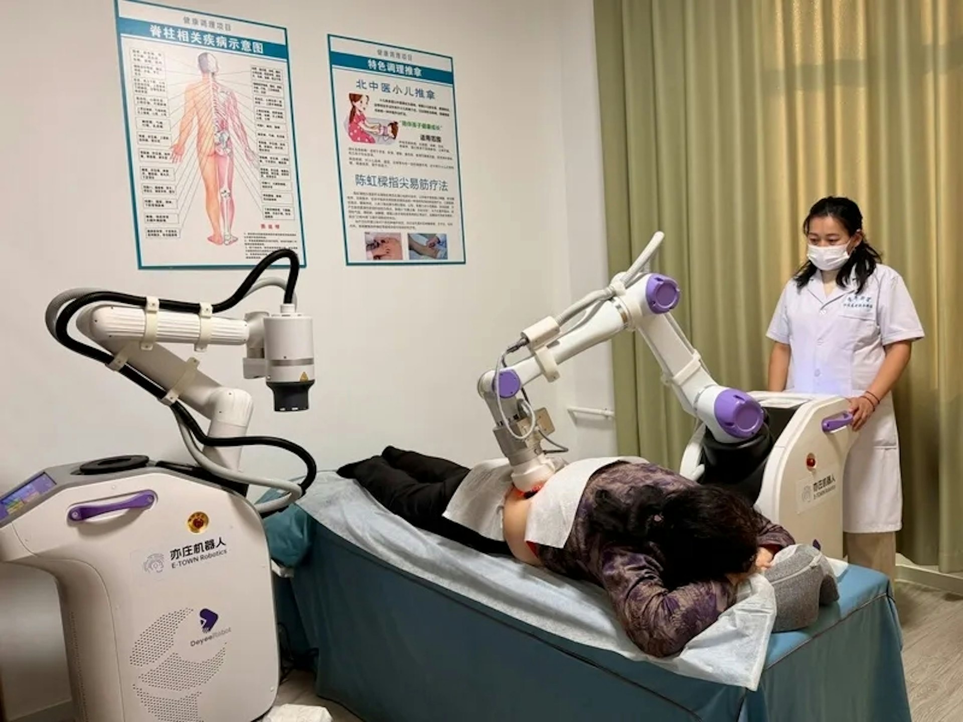 Thế giới ngỡ ngàng với trạm dưỡng lão bằng robot tại Trung Quốc: Từ massage, cứu ngải, đến chơi cờ, pha trà cho các cụ già - Ảnh 4