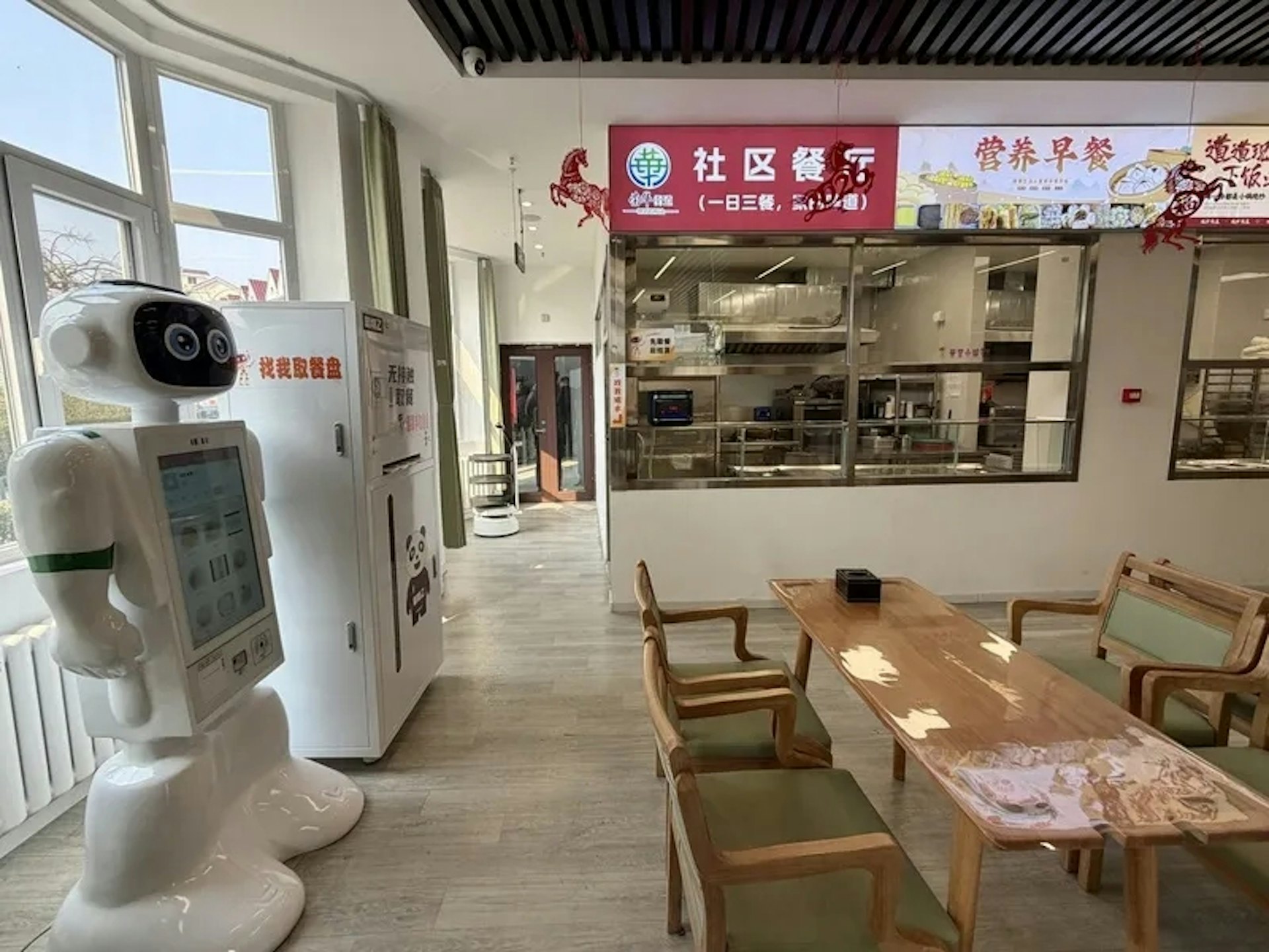 Thế giới ngỡ ngàng với trạm dưỡng lão bằng robot tại Trung Quốc: Từ massage, cứu ngải, đến chơi cờ, pha trà cho các cụ già - Ảnh 1