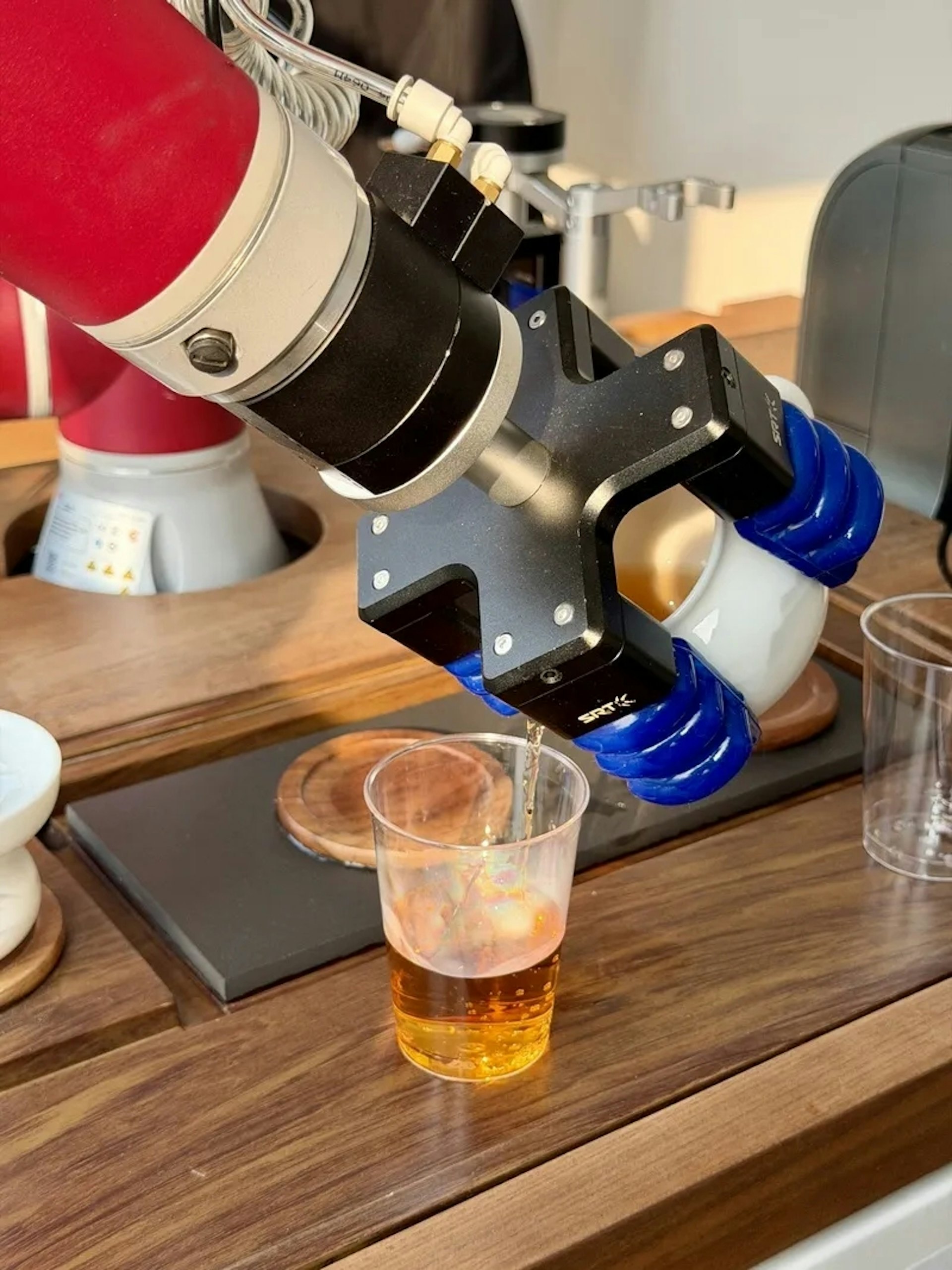 Thế giới ngỡ ngàng với trạm dưỡng lão bằng robot tại Trung Quốc: Từ massage, cứu ngải, đến chơi cờ, pha trà cho các cụ già - Ảnh 3