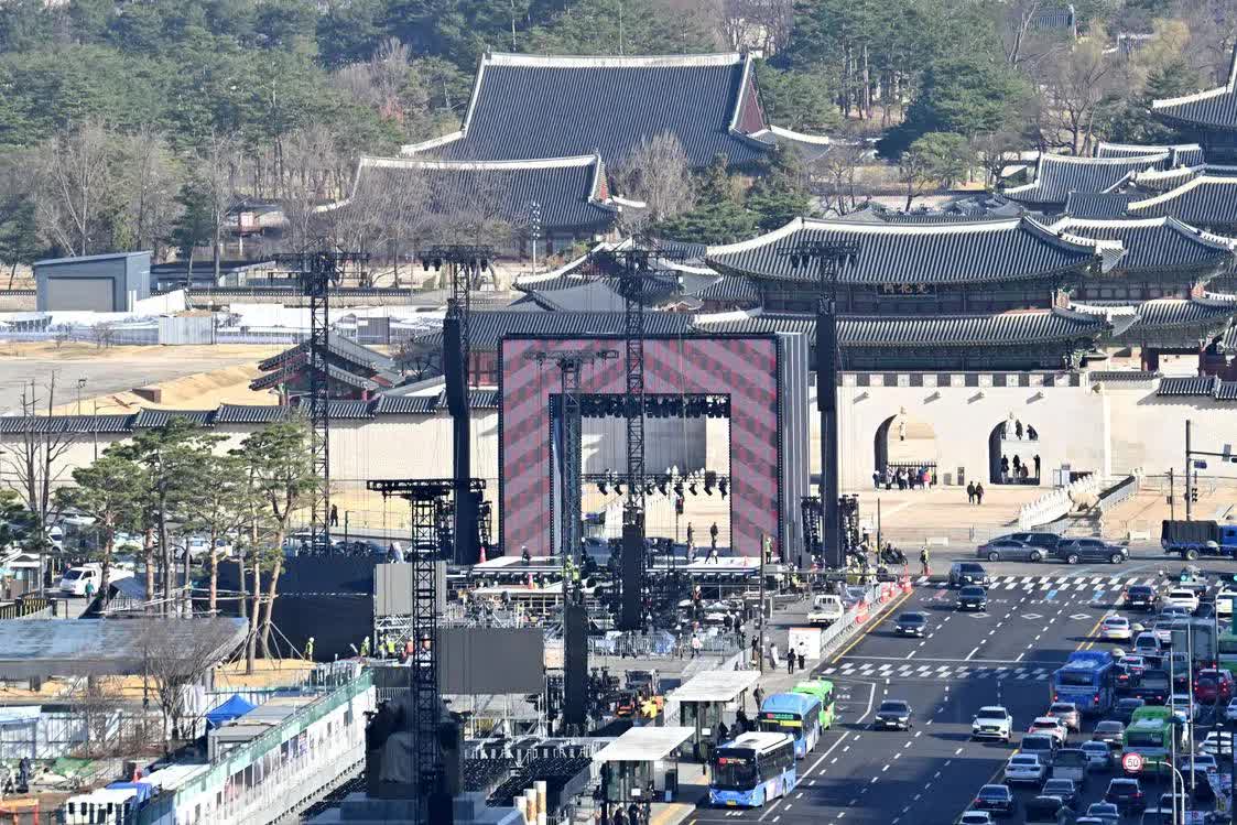 "Cỗ máy in tiền" BTS tái xuất: Một tiếng biểu diễn tại Seoul khiến cả thế giới đổ dồn túi tiền về Hàn Quốc, chính phủ nâng mức cảnh báo khủng bố - Ảnh 5