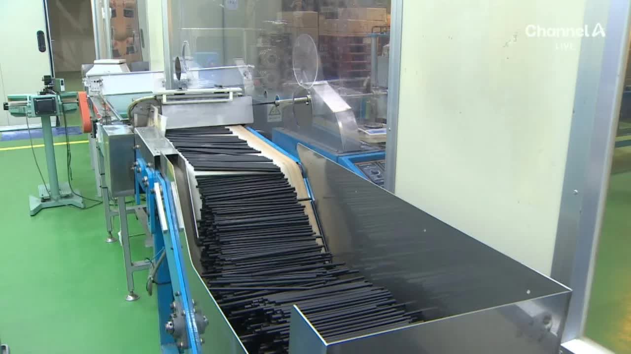 Hàng loạt sản phẩm thiết yếu rơi vào tình trạng báo động vì xung đột Trung Đông: Từ quần áo đến ống hút đều đình trệ sản xuất vì thiếu dầu mỏ - Ảnh 1