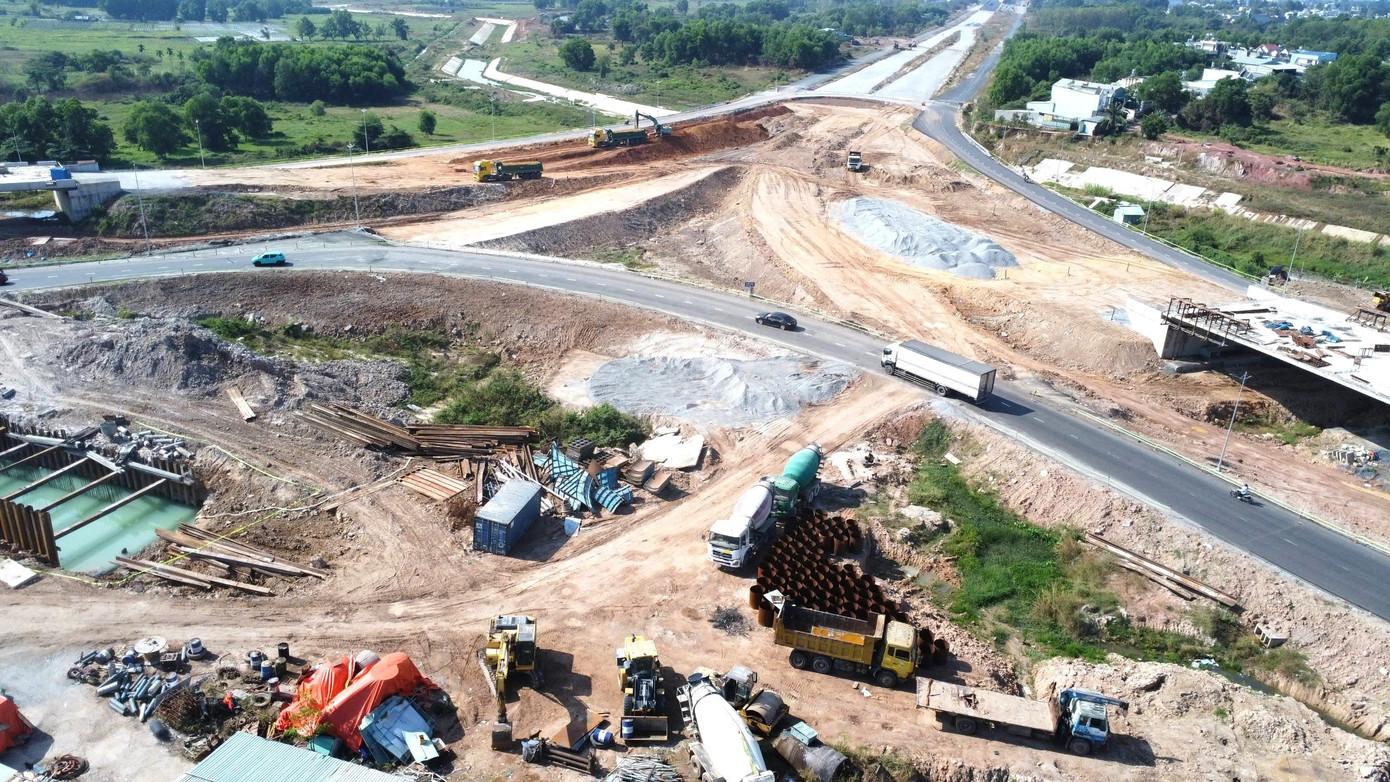 Cận cảnh nút giao trọng điểm trên tuyến Vành đai 3 TPHCM đang hoàn thiện - Ảnh 3
