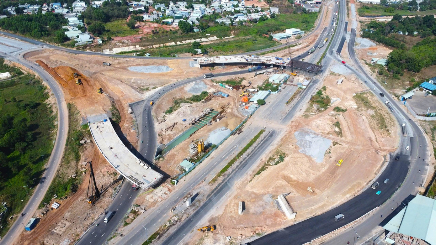 Cận cảnh nút giao trọng điểm trên tuyến Vành đai 3 TPHCM đang hoàn thiện - Ảnh 4