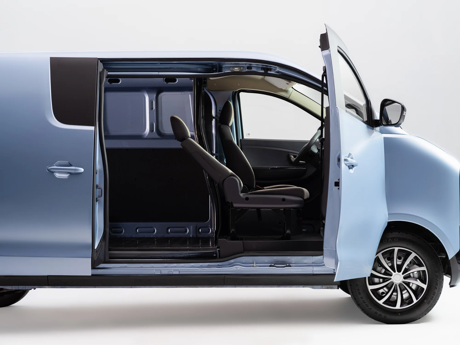 Xe điện lạ bất ngờ xuất hiện trong nhà máy ô tô ở Huế của hãng Việt: Đi bao xa, giá thế nào? - Ảnh 3