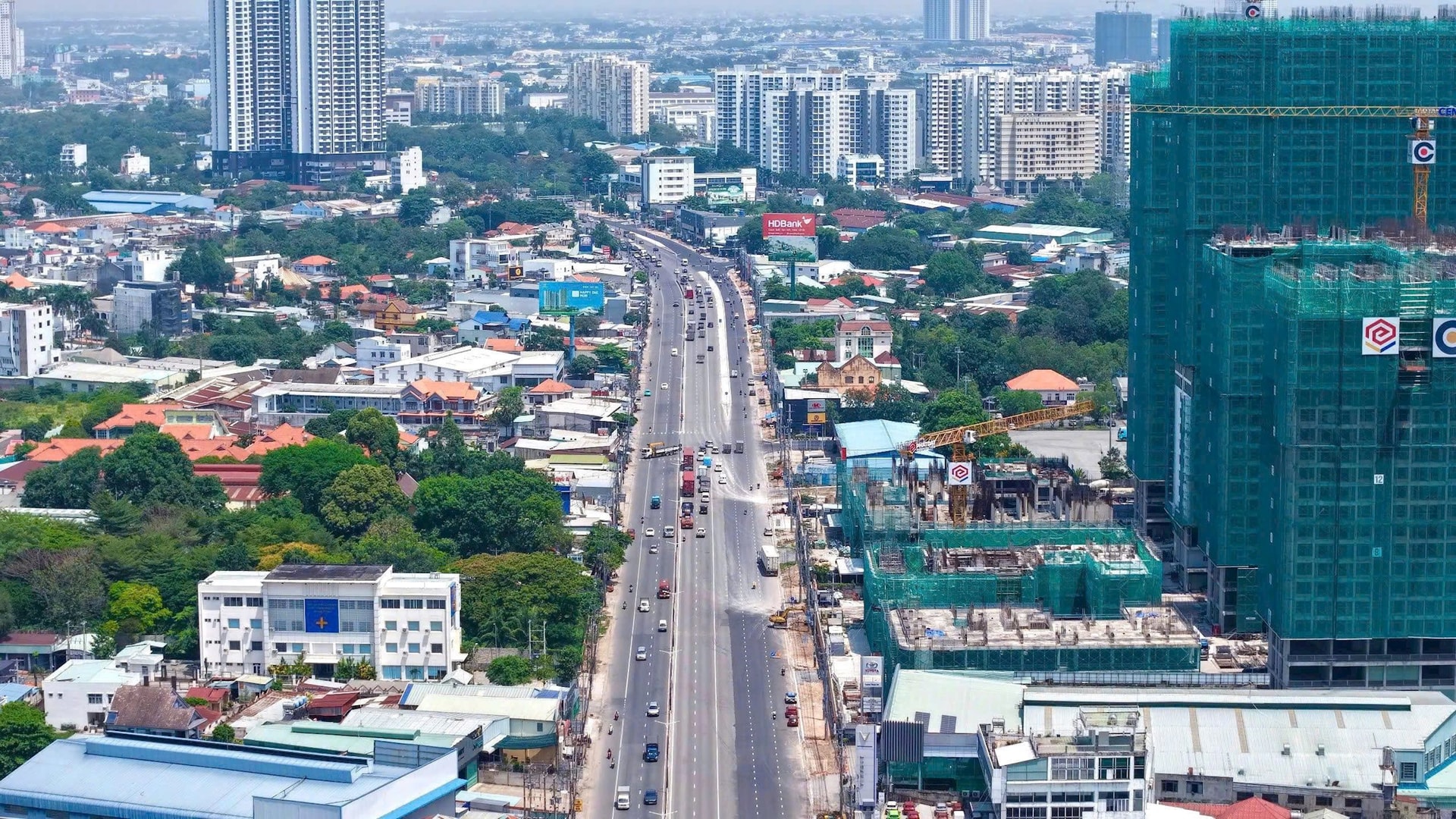 Tuyến đường đang mở rộng lên 60m được dự đoán sẽ trở thành một trong các đại lộ thương mại - dịch vụ sôi động bậc nhất TP. Hồ Chí Minh - Ảnh 1