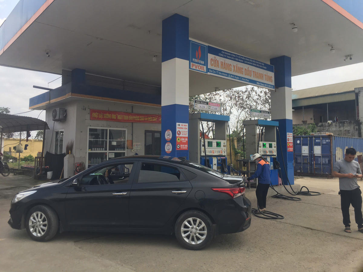 Giá xăng giảm sâu: Tài xế phấn khởi, trạm xăng vắng khách - Ảnh 2