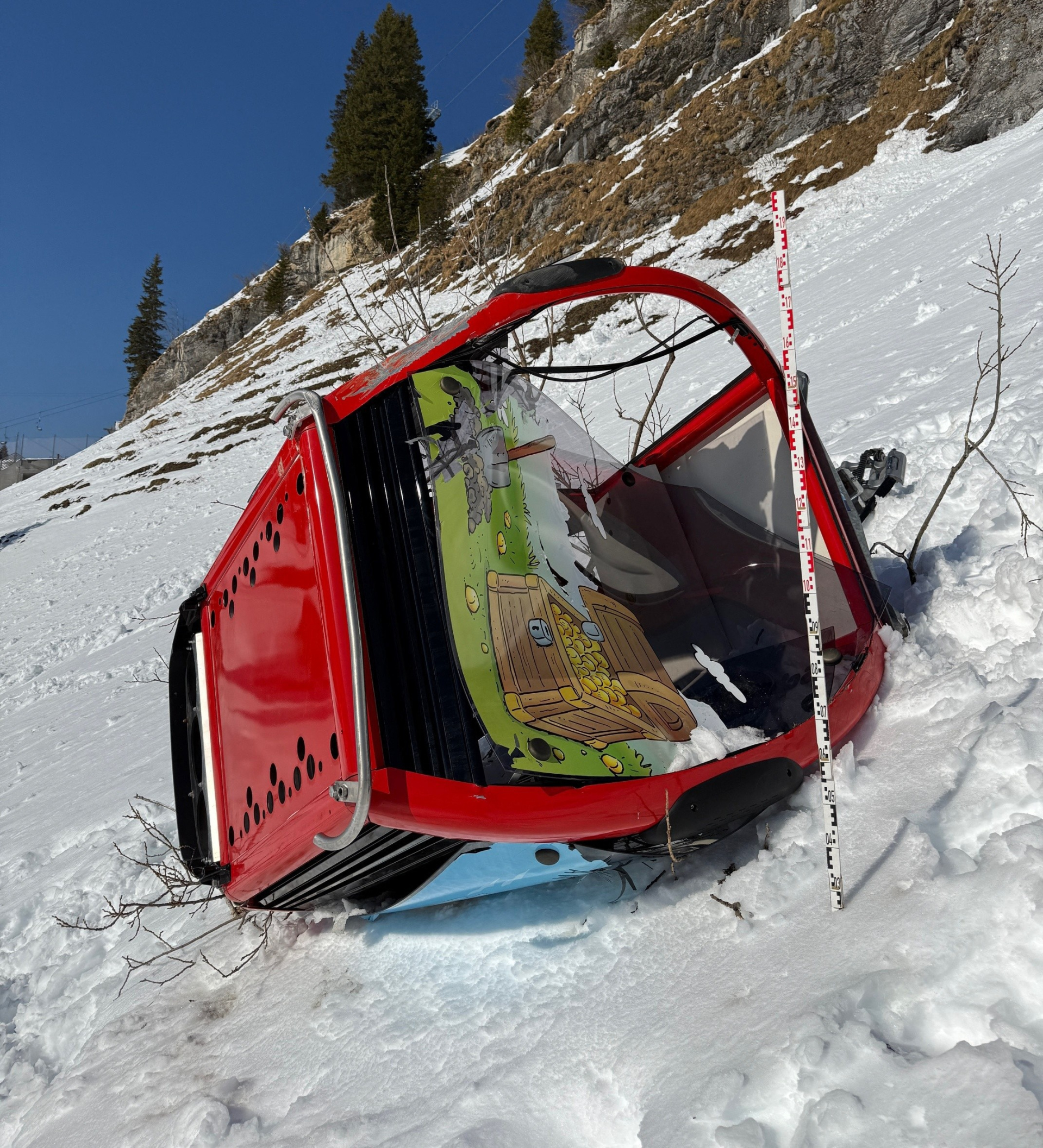 Cabin cáp treo văng khỏi dây và rơi xuống sườn núi, hành khách bên trong tử vong - Ảnh 1