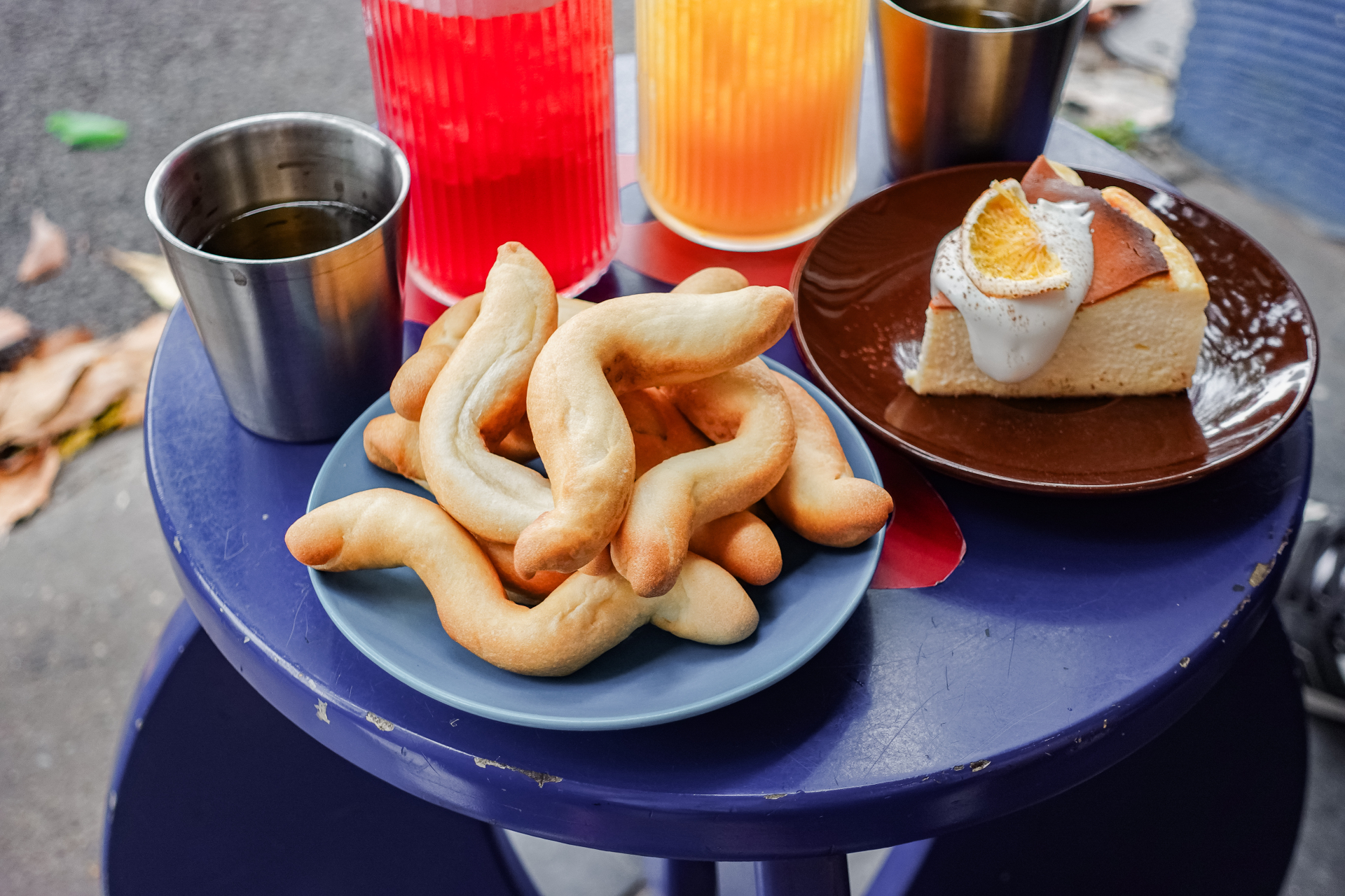 Khách xếp hàng như mua vàng, loại bánh mì "oằn tà là vằn" ở Hải Phòng có gì mà hot đến vậy? - Ảnh 1