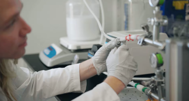 Kinh ngạc công nghệ biến khí thải CO2 thành quần áo thời trang - Ảnh 2